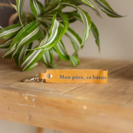 LA CARTABLIERE Porte-Clés Message Mon Père, ce Héros. LA CARTABLIERE Porte-Clés Message Mon Père, ce Héros.