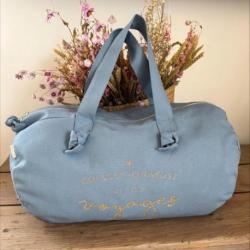 Marcel & Lily Sac polochon Collectionneuse de Jolis Voyages Bleu Nuage.