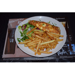 Omelette jambon et fromage Frites salade