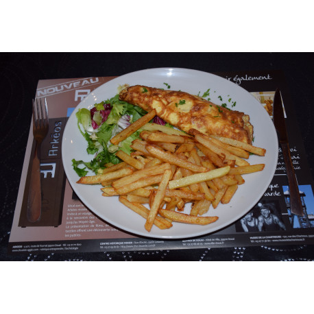omelette jambon et fromage Frites salade