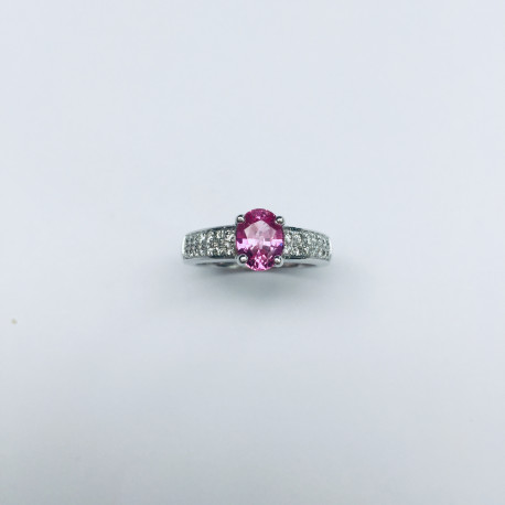 Bague saphir ovale de couleur rose , corps serti de  brillants.