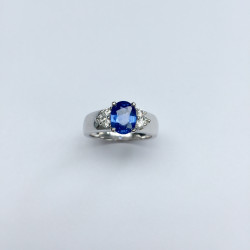 Bague saphir ovale de couleur bleue,corps serti de  6 brillants.