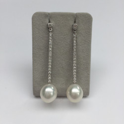 Boucles d oreilles  perles et diamants .